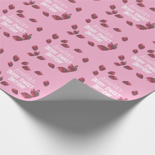 Gepersonaliseerde aardbeienverjaardag cadeaupapier (Hoek)