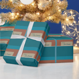 Gepersonaliseerde aardetinten en blauwe kerststemp cadeaupapier