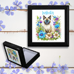 Gepersonaliseerde Ai Waterverf Siamese Cat in Flow Cadeaudoosje<br><div class="desc">Mooie Siamese poes met blauwe ogen in een vlek van blauw en roze bloemetjes ai art in een waterverf stijl.</div>