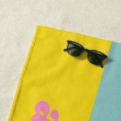 Gepersonaliseerde Aqua en Geel Retro Typografie Fu Strandlaken (In situ)