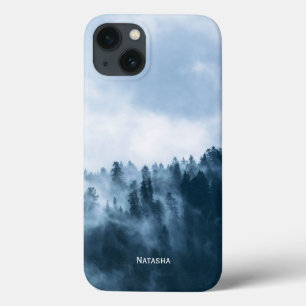 Gepersonaliseerde atmosferische mist over een bos iPhone 13 hoesje