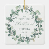 Gepersonaliseerde Baby 1e Kerst Eucalyptus Krans Keramisch Ornament (Achterkant)