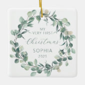 Gepersonaliseerde Baby 1e Kerst Eucalyptus Krans Keramisch Ornament (Voorkant)