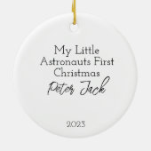 Gepersonaliseerde Baby Boy Astronaut Eerste Kerstm Keramisch Ornament (Achterkant)
