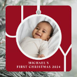 Gepersonaliseerde Baby Boy's Eerste Kerstmis Foto Metalen Ornament<br><div class="desc">Dit stijlvolle Ornament voor de eerste kerstfoto van Baby Boy is versierd met het woord JOY op een rode achtergrond. Gemakkelijk aanpasbaar met uw foto,  naam,  en jaar.</div>