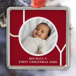Gepersonaliseerde Baby Boy's Eerste Kerstmis Foto  Metalen Ornament<br><div class="desc">Dit stijlvolle Ornament voor de eerste kerstfoto van Baby Boy is versierd met het woord JOY op een rode achtergrond. Gemakkelijk aanpasbaar met uw foto,  naam,  en jaar.</div>
