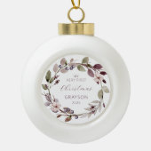 Gepersonaliseerde Baby Eerste Kerst Paarse Krans Keramische Bal Ornament (Voorkant)