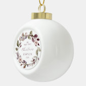 Gepersonaliseerde Baby Eerste Kerst Paarse Krans Keramische Bal Ornament (Rechts)