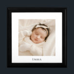 Gepersonaliseerde Baby Foto Houten Keepsake Box Cadeaudoosje<br><div class="desc">Een liefje gepersonaliseerd fotohout met een gelakte keepaarddoos. Vervang deze foto door je eigen favoriete foto van welke aard dan ook.</div>