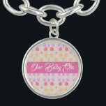 Gepersonaliseerde Baby Gift Armband<br><div class="desc">bloemenprint bedelarmband in pastelkleuren. Personaliseer de naam,  of de tekst is verwijderbaar. Kleuren zijn roze,  mauve en perzik.</div>
