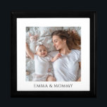 Gepersonaliseerde Baby Mom Foto Houten Keepsake Bo Cadeaudoosje<br><div class="desc">Een liefje gepersonaliseerd fotohout met een gelakte keepaarddoos. Vervang deze foto door je eigen favoriete foto van welke aard dan ook.</div>