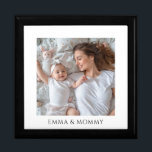 Gepersonaliseerde Baby Mom Foto Houten Keepsake Bo Cadeaudoosje<br><div class="desc">Een liefje gepersonaliseerd fotohout met een gelakte keepaarddoos. Vervang deze foto door je eigen favoriete foto van welke aard dan ook.</div>