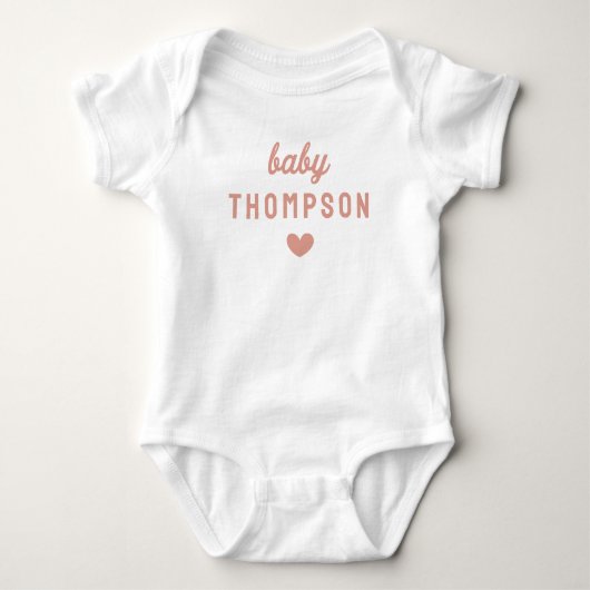 Gepersonaliseerde Baby Naam Roze Hart Aankondiging Romper (Voorkant)