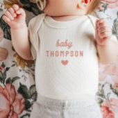 Gepersonaliseerde Baby Naam Roze Hart Aankondiging Romper