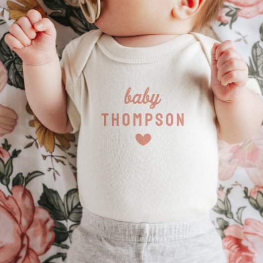 Gepersonaliseerde Baby Naam Roze Hart Aankondiging Romper
