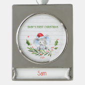 Gepersonaliseerde Baby Olifant Eerste Kerstmis Verzilverd Banner Ornament (Voorkant)