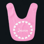 Gepersonaliseerde baby slabbetje in roze met witte<br><div class="desc">Gepersonaliseerde baby slabbetje in roze met witte harten. Schattige cadeau idee voor baby shower partij.</div>