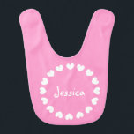 Gepersonaliseerde baby slabbetje in roze met witte<br><div class="desc">Gepersonaliseerde baby slabbetje in roze met witte harten. Schattige cadeau idee voor baby shower partij.</div>