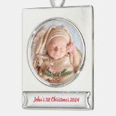 Gepersonaliseerde Baby's 1e kerst met foto Verzilverd Banner Ornament (Links)