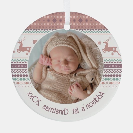 Gepersonaliseerde baby's eerste kerstroze rendiert glas ornament (Achterkant)