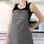 Gepersonaliseerde Baker Chef Cook Schort<br><div class="desc">Voeg een persoonlijk tintje toe aan uw keuken met dit strakke grijze schort met de minimalistische quote 'Flavors in Progress' in haarscherpe witte typografie. Perfect voor thuiskoks, chef-koks, bakkers en voedselliefhebbers, dit schort kan worden gepersonaliseerd met jouw naam of de naam van uw keuze, waardoor het een doordacht geschenk of...</div>