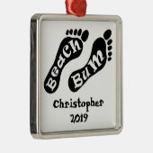 Gepersonaliseerde Beach Bum Barefoot Vakantie Metalen Ornament (Rechts)