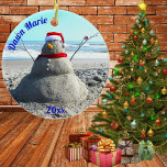 Gepersonaliseerde Beach Sand Santa "Snowman" Keramisch Ornament<br><div class="desc">Het maken van deze sneeuwman Santa was niet zo gemakkelijk als we dachten,  maar we hadden een geweldige tijd werken aan het! Personaliseer eenvoudig de tekst.</div>
