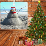 Gepersonaliseerde Beach Sand Santa "Snowman" Metalen Ornament<br><div class="desc">Het maken van deze sneeuwman Santa was niet zo gemakkelijk als we dachten,  maar we hadden een geweldige tijd werken aan het! Personaliseer eenvoudig de tekst.</div>