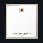 Gepersonaliseerde Beige Linen Gold Monogram Notitieblok<br><div class="desc">Verhoog je notebook met dit geavanceerde Beige Linen Gold Monogram notitieblok. Het gestroomlijnde en stijlvolle design is voorzien van aanpasbare gouden initialen tegen een witte achtergrond met beige linnen trim. Dit notitieblok is perfect voor het aansluiten van ideeën, het nemen van vergaderingsnota's, of het houden van uw aan-doe lijst in...</div>