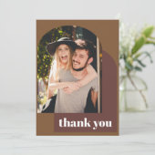 Gepersonaliseerde bericht Retro 70s bruine bruilof Bedankkaart (Staand voorkant)