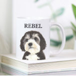 Gepersonaliseerde Bernedole Beverage Coaster Koffiemok<br><div class="desc">Ik ben verliefd op deze prachtig uitgewerkte waterverf van een zwarte, witte en grijze bernedoodle of sheepadoodle dog! Personaliseer deze keramische mokken en tuimelaars met jouw naam of monogram en verander zelfs de handvatkleur om uw decor te complimenteren! Wijzig lettertypen door de optie "bewerken met ontwerpgereedschap" te selecteren bij personalisatie....</div>