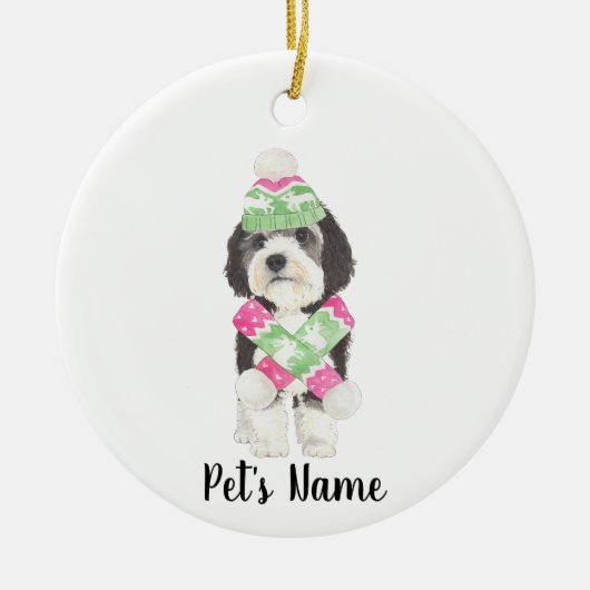 Gepersonaliseerde Bernedoodle Roze en Groene Kerst Keramisch Ornament (Voorkant)