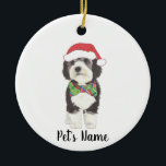 Gepersonaliseerde Bernedoodle Santa Hat & Bowtie Keramisch Ornament<br><div class="desc">Ik ben verliefd op deze prachtig uitgewerkte waterverf-illustratie van een grijs, zwart en wit bernedoodle of sheepadoodle op een ornament met een lief klein rood en groen boeg stropdas en kerstmuts combo! Personaliseer deze ornamenten en maak dit jaar de mooie lijst! Voor de perfecte cadeaus, combineer het met een bijpassend...</div>
