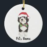 Gepersonaliseerde Bernedoodle Santa Hat & Bowtie Keramisch Ornament<br><div class="desc">Ik ben verliefd op deze prachtig uitgewerkte waterverf-illustratie van een grijs, zwart en wit bernedoodle of sheepadoodle op een ornament met een lief klein rood en groen boeg stropdas en kerstmuts combo! Personaliseer deze ornamenten en maak dit jaar de mooie lijst! Voor de perfecte cadeaus, combineer het met een bijpassend...</div>
