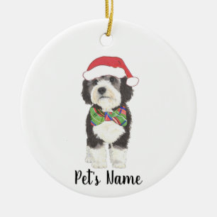 Gepersonaliseerde Bernedoodle Santa Hat & Bowtie Keramisch Ornament
