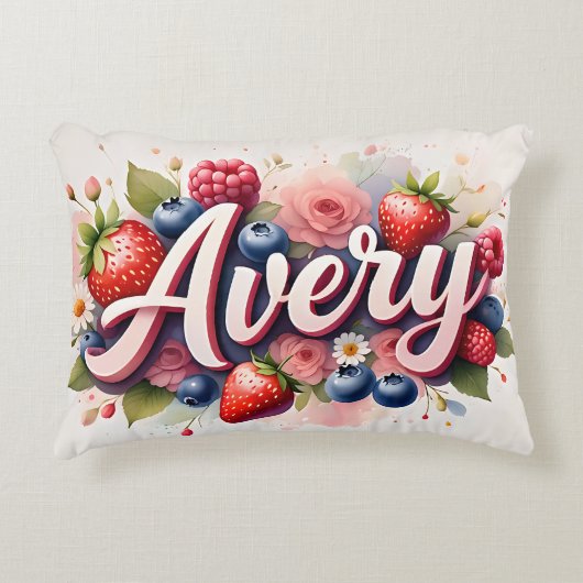 Gepersonaliseerde Berry Floral Naam Kussen " Avery (Voorkant)