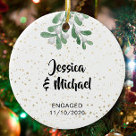 Gepersonaliseerde Betrokken Gouden Sterren Keramisch Ornament<br><div class="desc">Vier uw verloving deze kerst met dit elegante kerstboom Ornament. Het is versierd met waterverf maretak en kleine gouden sterren. Gemakkelijk aan te passen.</div>
