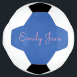 Gepersonaliseerde Blauw en Roze Script Naam Aangep Voetbal<br><div class="desc">Score in stijl met dit gepersonaliseerde voetbal met een blauw paneelontwerp met een elegante roze scriptnaam. Perfect voor voetballers,  coaches en sportliefhebbers,  deze unieke bal voegt een persoonlijke touch toe aan oefeningen,  games of planken. Een geweldig cadeau voor atleten,  teams of iedereen die van het spel houdt.</div>