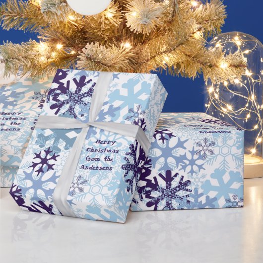 Gepersonaliseerde Blauw Wit Kerstmis Sneeuwvlokken Cadeaupapier (Feestdagen)