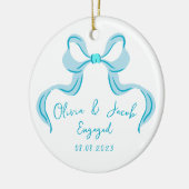 Gepersonaliseerde blauwe Coquette Bow verloofd Keramisch Ornament (Links)