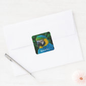 Gepersonaliseerde Blauwe en Gele Macaw Parrot Vierkante Sticker (Envelop)