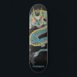 Gepersonaliseerde blauwe gouddrakenskateboard persoonlijk skateboard<br><div class="desc">Gepersonaliseerde gewaagde Aziatische kunstdrakenskateboard met jouw naam in een rood sans serif type. Vet blauw goud en zwart.</div>