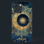 Gepersonaliseerde blauwe hemelgouden zon maan mand Case-Mate iPhone case<br><div class="desc">Gepersonaliseerde Blue Celestial Gold Sun Moon Mandala iPhone 13 Hoesje Voeg jouw naam of de naam van de persoon die u geeft toe aan deze prachtige telefoonhoes! Dit trendy marineblauwe, achtergrond waterverf ontwerp heeft een metallic gouden mandala in de vorm van een bloemenstijl zon met een kleine zon in het...</div>