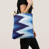 Gepersonaliseerde Blauwe Ikat Chevron Patroon Brui Tote Bag (Dichtbij)