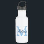 Gepersonaliseerde blauwe monogram bruiloft waterfl waterfles<br><div class="desc">Gepersonaliseerde monogram bruiloft waterflessen. naam initiaal letter met stijlvolle script kalligrafie typografie voor naam. Classy monogrammed ontwerp voor rustieke land chique vrijgezellenfeest of elegante bruiloft receptie partij. met naam, citaat of titel. Maak je eigen voor bruid te zijn en bruid entourage; junior bruiden meid, meid van eer, matron van eer,...</div>