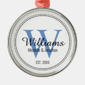 Gepersonaliseerde blauwe monogram Pas getrouwd Metalen Ornament (Voorkant)