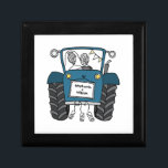 Gepersonaliseerde Blauwe Tractor Land Huwelijkscad Cadeaudoosje<br><div class="desc">Een tractor country boerderij huwelijksgeschenk dat kan worden gepersonaliseerd met beide namen van het paar. Als u de grootte of het lettertype van de namen wilt wijzigen,  klikt u op de knop Bewerken om verder aan te passen. De bunting in de tractor zit in een subtiele crème en wit.</div>