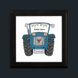 Gepersonaliseerde Blue Tractor Boerderij Bruiloft  Cadeaudoosje<br><div class="desc">Een tractor land boerderij bruiloft cadeau dat kan worden gepersonaliseerd. Als u de grootte of het lettertype wilt wijzigen,  klikt u op de knop Bewerken om verder aan te passen. De bunting in de tractor zit in een subtiele crème en wit.</div>