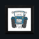 Gepersonaliseerde Blue Tractor Country Bruiloft Cadeaudoosje<br><div class="desc">Een tractor land boerderij bruiloft cadeau dat kan worden gepersonaliseerd. Als u de grootte of het lettertype wilt wijzigen,  klikt u op de knop Bewerken om verder aan te passen. De bunting in de tractor zit in een subtiele crème en wit.</div>