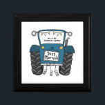 Gepersonaliseerde Blue Tractor Country Bruiloft Cadeaudoosje<br><div class="desc">Een tractor land boerderij bruiloft cadeau dat kan worden gepersonaliseerd. Als u de grootte of het lettertype wilt wijzigen,  klikt u op de knop Bewerken om verder aan te passen. De bunting in de tractor zit in een subtiele crème en wit.</div>